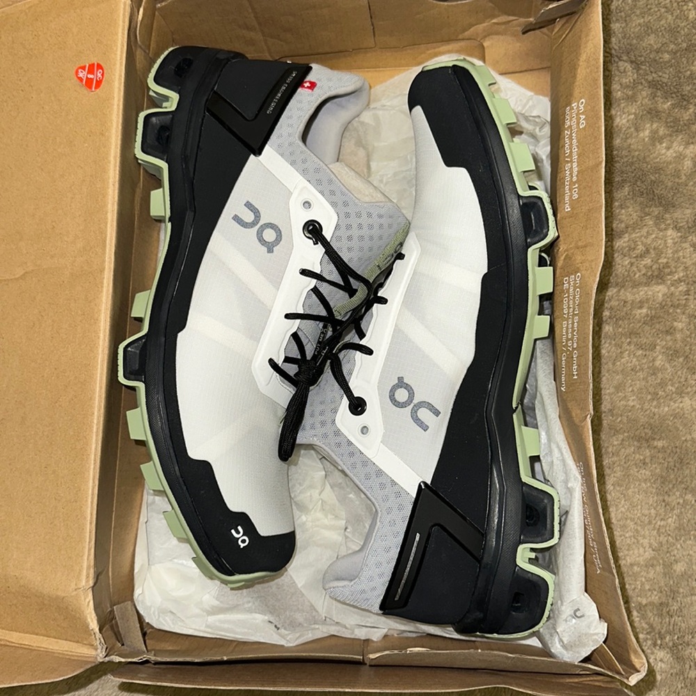 BRAND NEW IN BOX Cloudventure Peak